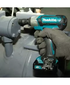 Купить Гайковерт аккумуляторный ударный Makita TW161DZ патрон квадрат 3/8", кейс в комплекте, изображение 2 в интернет-магазине Irkshop.ru