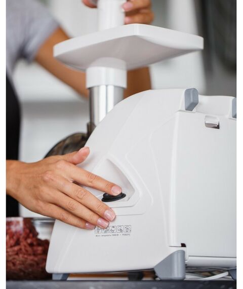 Мясорубки: Мясорубка Аксион М35.02 мощность 1500 Вт, перерабатывает 1.7 кг/мин, корпус из пластика фотографии