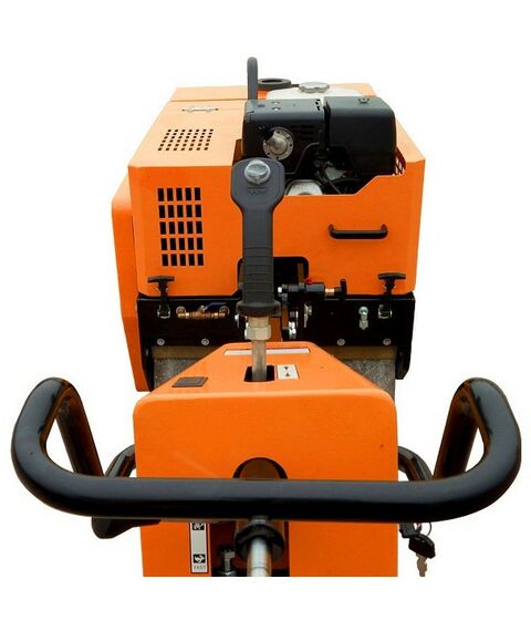 Дорожные катки: Ручной двухвальцовый дорожный каток Samsan DDR 600 Honda 390 (13 л.с.), вес сухой 545 кг, бак для воды 50 л, ширина барабана 600 мм фотографии