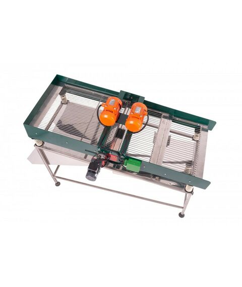 Дробилки и мялки:  Комбайн с гребнеотделителем для сортировки некондиционной ягоды фотографии