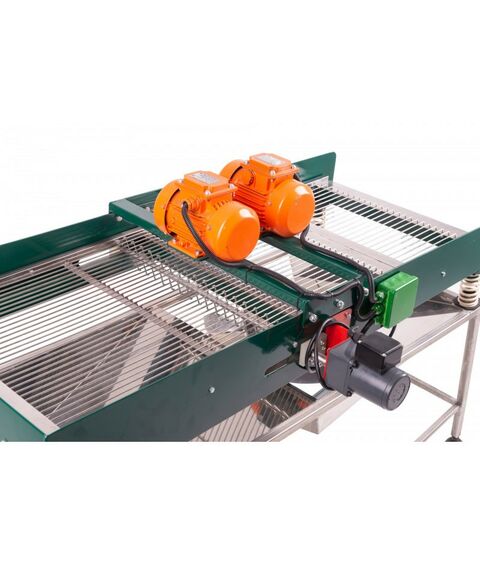 Дробилки и мялки:  Комбайн с гребнеотделителем для сортировки некондиционной ягоды фотографии