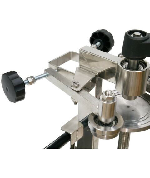 Закаточные машинки:  М3 07 для закатки жестяных банок ручная с 3-мя патронами фотографии