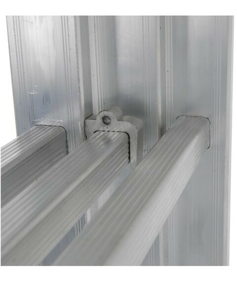 Стремянки и лестницы: Лестница TUNDRA 6 ступеней трехсекционная, алюминиевая фотографии