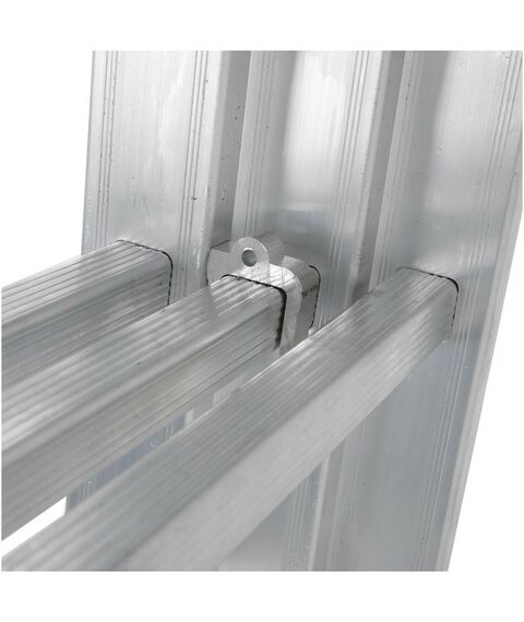 Стремянки и лестницы: Лестница TUNDRA 8 ступеней трехсекционная, алюминиевая фотографии