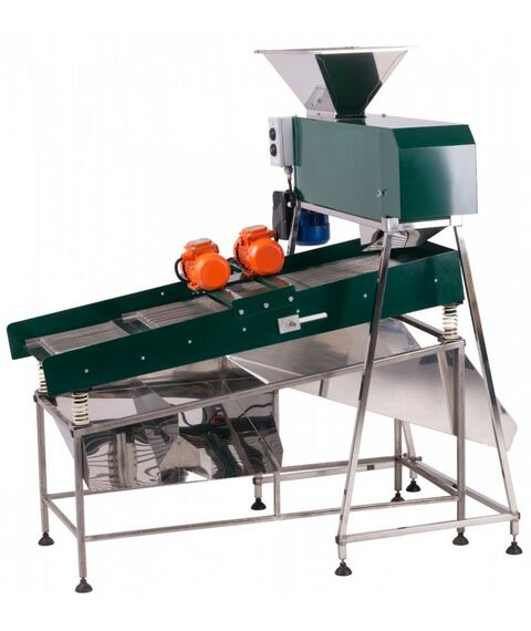 Дробилки и мялки:  Комбайн с гребнеотделителем для сортировки некондиционной ягоды фотографии