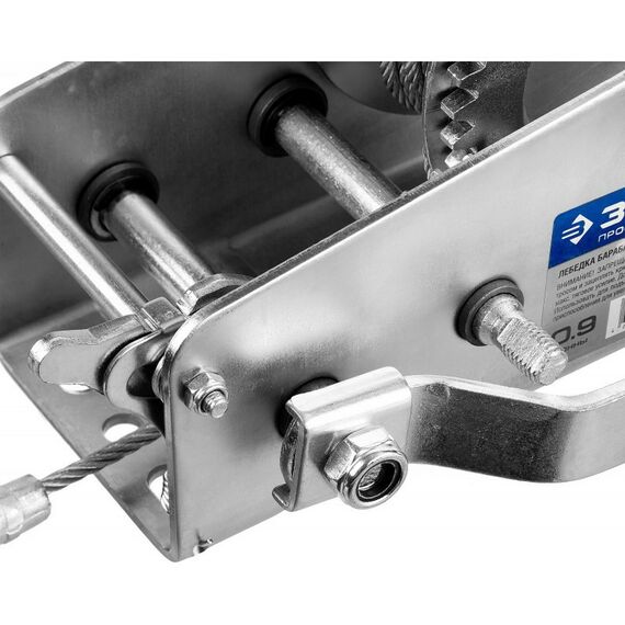 Лебедки, тали, тельферы: Лебедка ручная барабанная Зубр Профессионал 43113-0.9 тяговая, тросовая, 0.9 т, 8 м фотографии