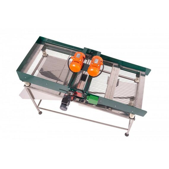 Дробилки и мялки:  Комбайн с гребнеотделителем для сортировки некондиционной ягоды фотографии