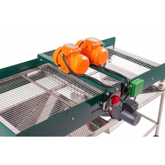 Дробилки и мялки:  Комбайн с гребнеотделителем для сортировки некондиционной ягоды фотографии