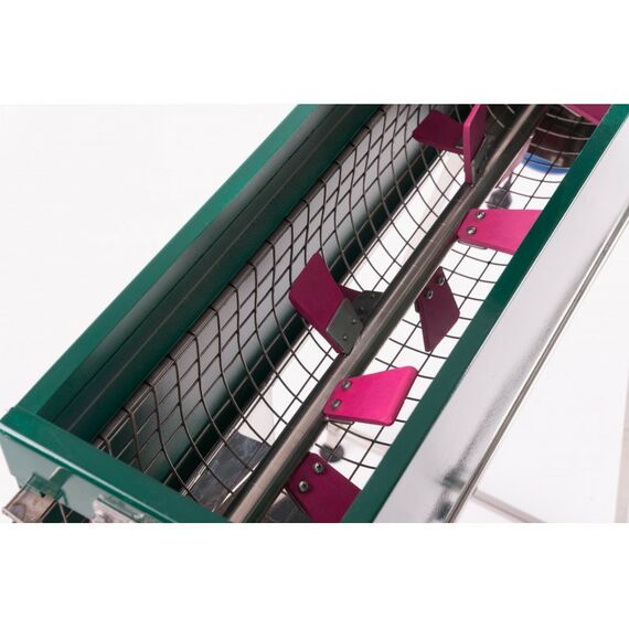 Дробилки и мялки:  Комбайн с гребнеотделителем для сортировки некондиционной ягоды фотографии