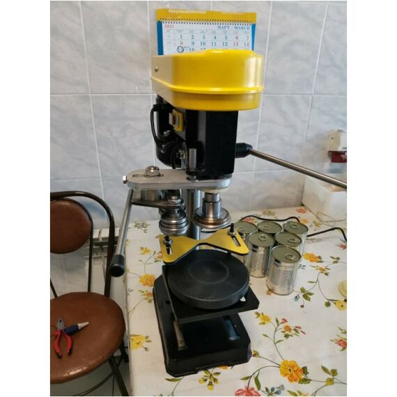 Закаточные машинки:  УЗН-1 для закатки жестяных банок полуавтоматическая настольная фотографии