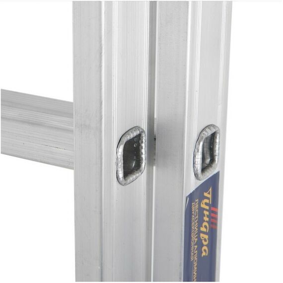 Стремянки и лестницы: Лестница TUNDRA 7 ступеней двухсекционная, алюминиевая фотографии