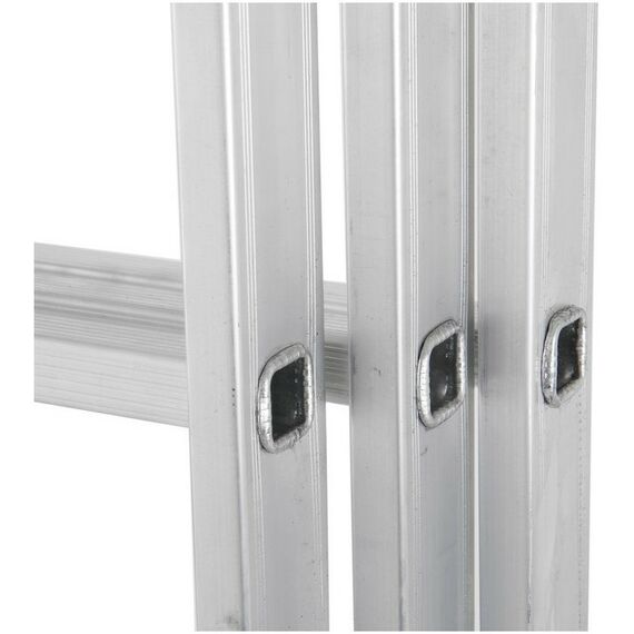 Стремянки и лестницы: Лестница TUNDRA 7 ступеней трехсекционная, алюминиевая фотографии