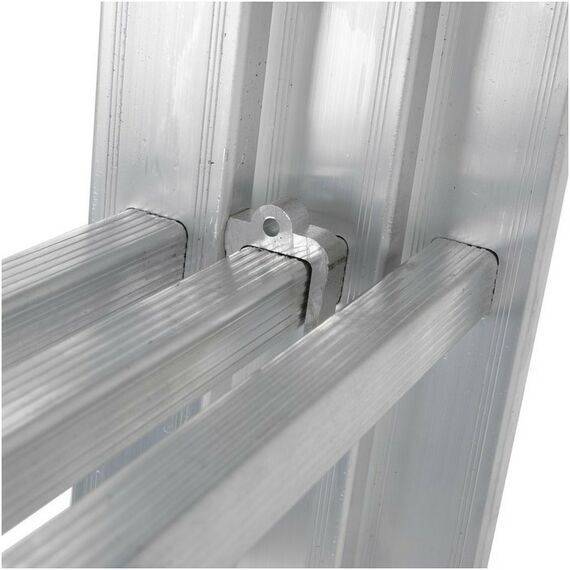 Стремянки и лестницы: Лестница TUNDRA 8 ступеней трехсекционная, алюминиевая фотографии