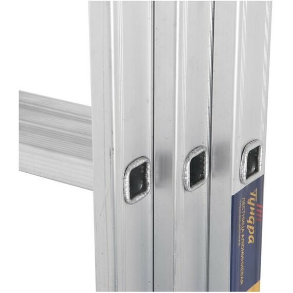 Стремянки и лестницы: Лестница TUNDRA 8 ступеней трехсекционная, алюминиевая фотографии