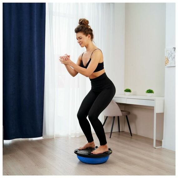 Фитнес оборудование: Полусфера BOSU гимнастическая ONLYTOP 46х20 см массажная, с насосом, цвет синий фотографии