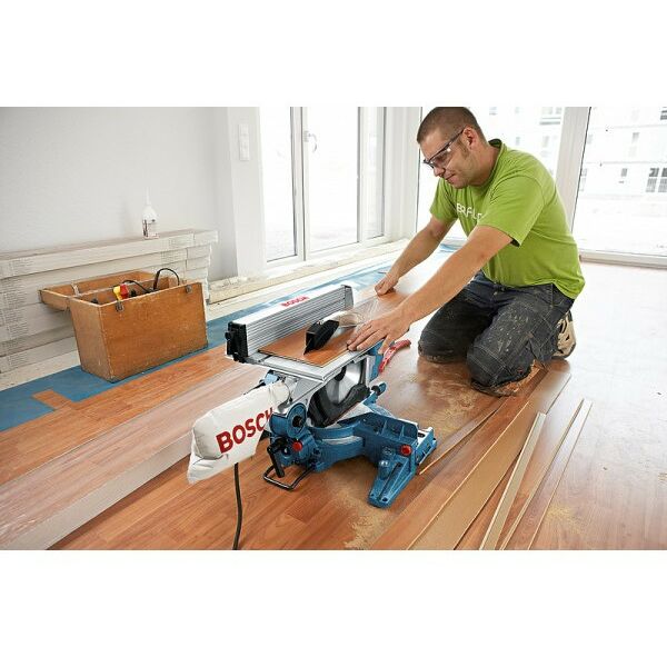 Электропилы: Торцовочная пила BOSCH GTM 12 JL 1800 Вт, 4300  об/мин, размер диска 305х30 мм, размер.раб.стола 465х308 мм, макс.ширина/макс.высота в гр. 151/95, высота заготовки в режиме настольной дисковой пилы 51 мм [0601B15001] фотографии