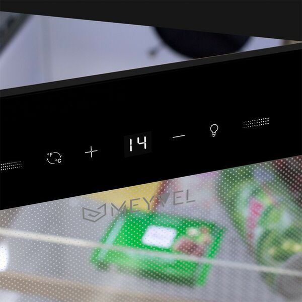 Холодильники для косметики и напитков: Холодильник для косметики Meyvel MD71-Black фотографии